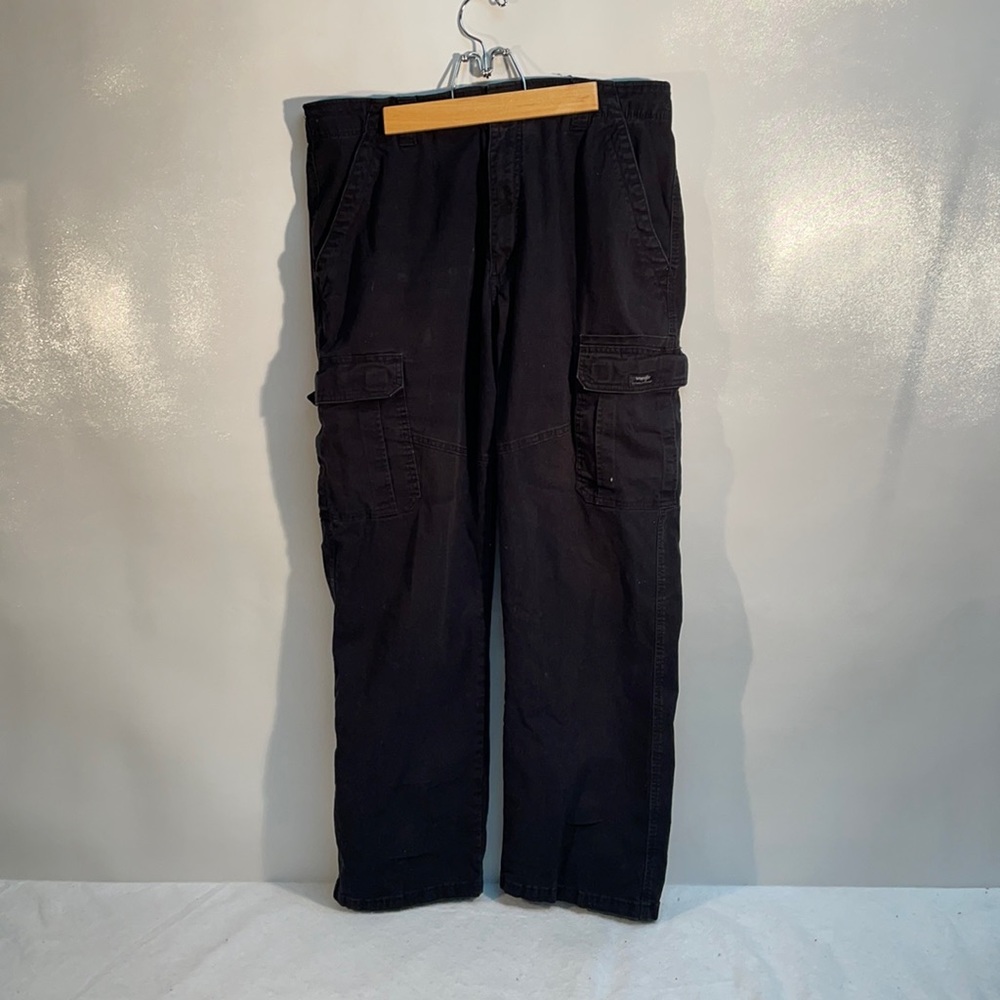 Wrangler Men's Relaxed Black Cargo Pants. Size 36X32.